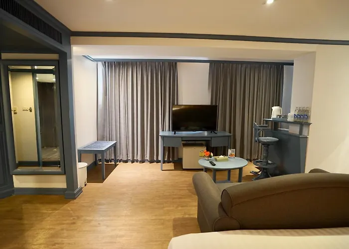 Cross Vibe Srinakarin Hotel